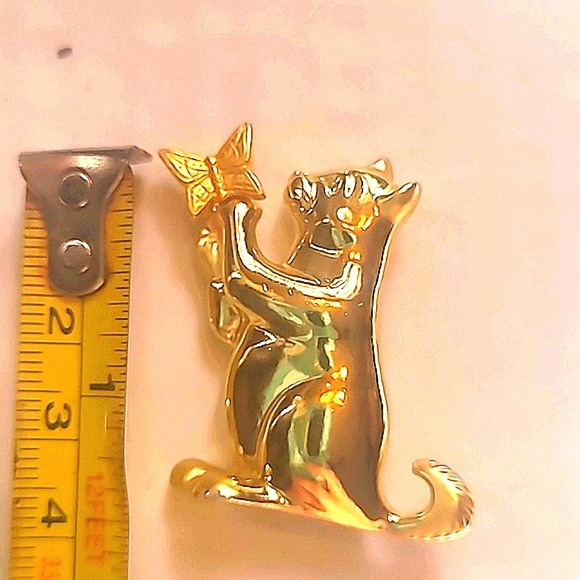 L. RAZZA Cat Brooch Vintage playing with butterfly 14k gold plated Signed - Picture 4 of 4